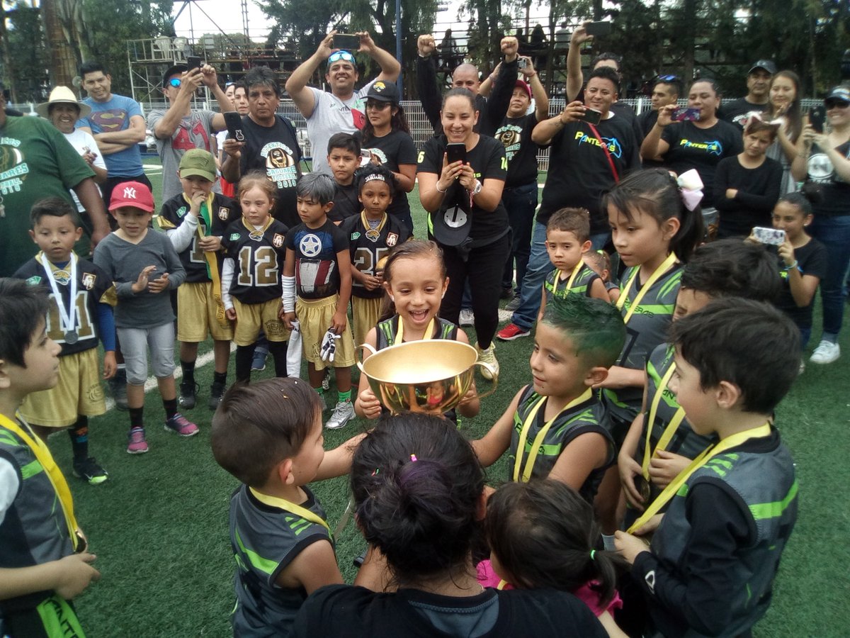 ArturoCarlos's tweet photo. Qué gran detalle de la liga #AFFEMEX de pedir a los niños colocar la medalla a su oponente y terminar con un abrazo 👏💯
Felicidades a todos los campeones #Infantil 2019 y a su presidente, Gerardo Cota https://t.co/iztKHnpuNM