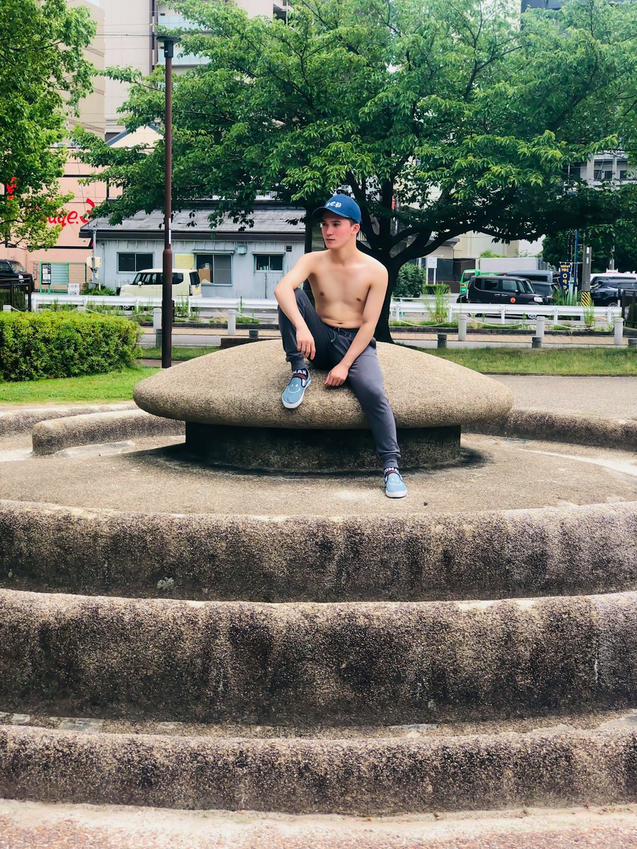 JASmaximo08's tweet photo. Singing loud enough to tell everyone, Summer's just begun. #gay #pinoygay #summer #publicmodel #shirtless https://t.co/kbVGR7pfCa