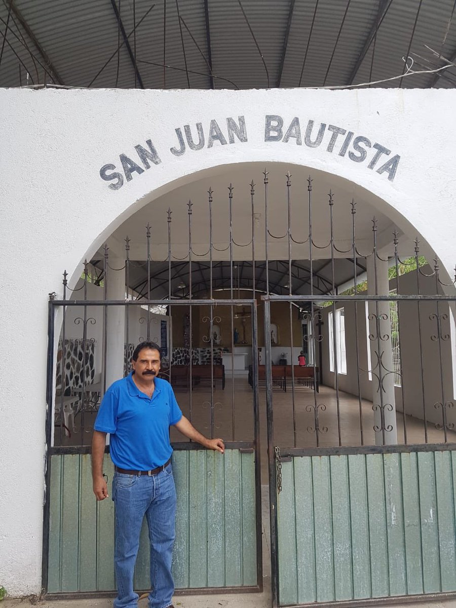 Hoy visité a mis amigos del Fovisste, en Zihuatanejo, donde apoyé con pintura y cemento para los trabajos de remozamiento de la capilla de la colonia. 
Siempre es bueno saber que nuestro granito de arena contribuye a la sana formación de la gente.