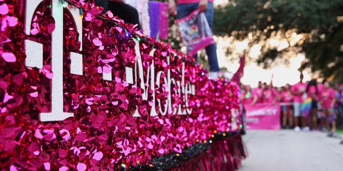 JohnLegere's tweet photo. 🌈 The Pride Celebration Continues! 🌈 T-Mobile is the presenting sponsor of #HoustonPride, marching with over 200 heroes from @TMobile &amp; @MetroByTMobile!  🎉❤️ #Pride2019 #UnlimitedPride https://t.co/bfhcKf0Yzw