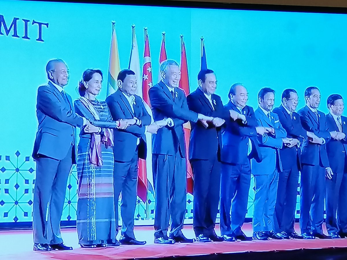 jcdongon's tweet photo. ASEAN Leaders on their traditional crossover handshake during the opening ceremony of the 34th ASEAN Summit in Bangkok, Thailand. https://t.co/45UneruXIE