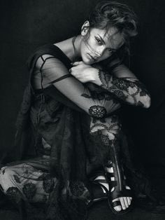 Sii dolce con me. Sii gentile.
È breve il tempo che resta
(.,,,,)
Sii dolce con me .
Maneggiami con cura.
Abbi la cautela dei cristalli 
con me e anche con te. 
Mariangela Gualtieri
#VentagliDiParole 
#EmozioniDiDonna