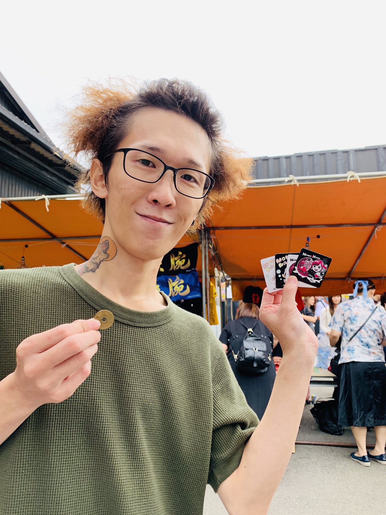 まさやん M ϖ 優しい鮫島さんがマグネット4枚買ってくれました 1枚1円で 鮫島 5円出すけど釣りはいらねぇよ 美味いもんでも食えよ 鮫島 ももなな T Co Izqezux1dm Twitter