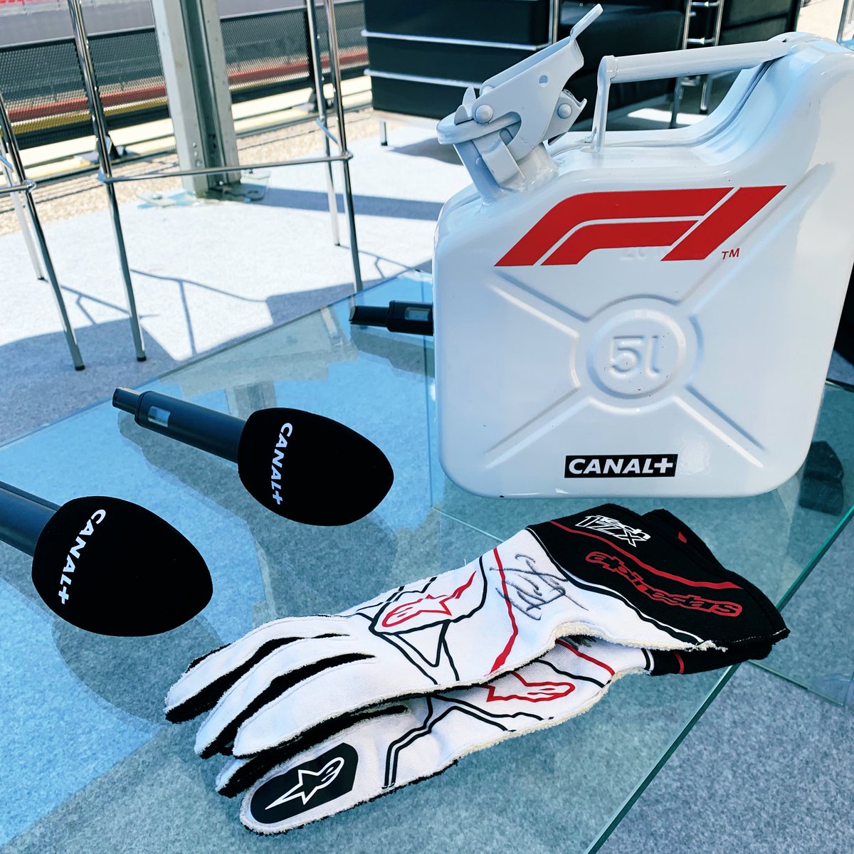 CanalplusF1's tweet photo. RT + Follow @LaF1SurCanal pour tenter de gagner les gants portés et dédicacés par @Fmontagny ! 🎁

#FrenchGP 🇫🇷 https://t.co/sapwgHa83L