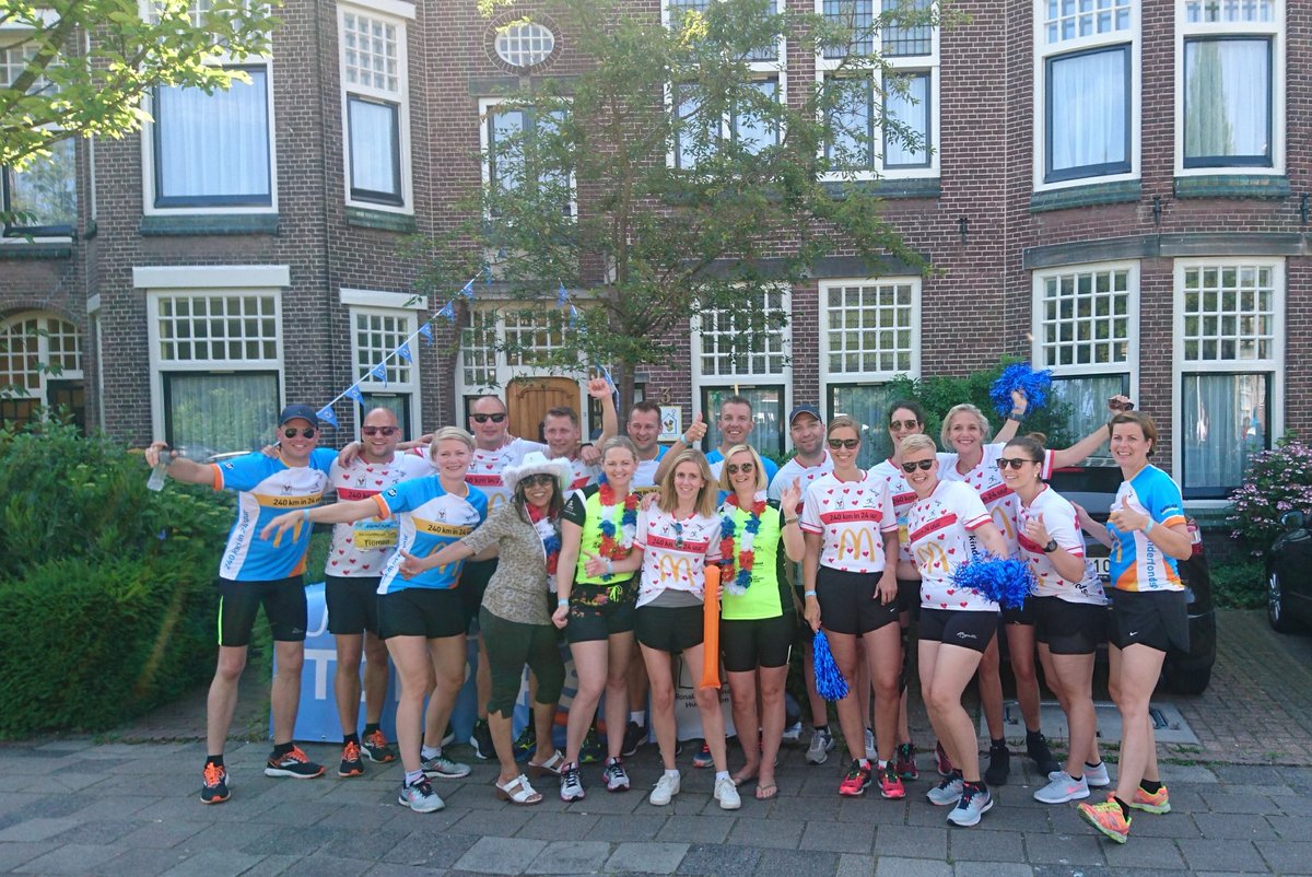 De Vrienden van Nika poseren voor <a href="/RMcDHuisLeiden/">RonaldMcDHuis Leiden</a>, dat hen zo dierbaar is. Ellen en Dennis verbleven hier na de geboorte van hun prachtige dochter Nika. Met haar in hun hart rennen ze nu de #KFHomeRun in de prachtige hartjestrui. 💛