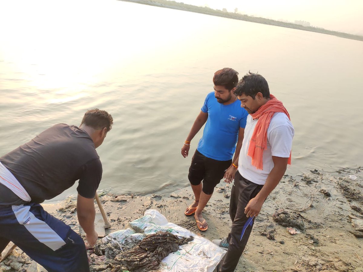 BalayanPraveen's tweet photo. आज हम हिन्दू एकता संघ दिल्ली के साथियों ने दिल्ली में यमुना नदी के पल्ला झंगोला घाट पर सफाई की  @JPNadda @VasuRukharBJYM @Himanshu_BJP1 @kjsehrawat  @Gupta_vijender  @neeldamankhatri @ManojTiwariMP @p_sahibsingh https://t.co/TSfBSgYC9p