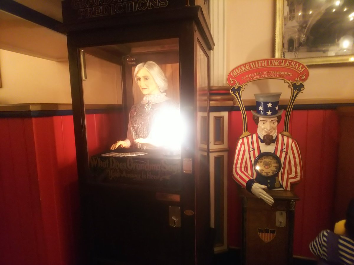 メエプル 東京ディズニーランド内にある唯一のゲームコーナー ペニーアーケード です 100年以上前のエレメカやクレーンゲームが最低10円から遊べます