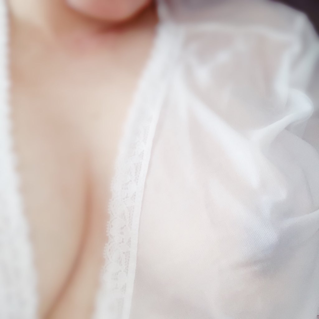 m______i960's tweet photo. ちょっと敏感かも😥 #乳首 #巨乳 https://t.co/1aadPtkWJ5