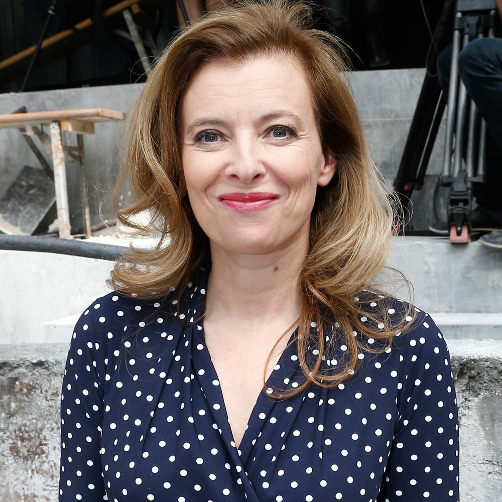 bif_o's tweet photo. Pour mettre fin à quelques fantasmes...
Les "premières dames", leur personnel et leur coût annuel
Brigitte Macron : 4 collaborateurs à temps partiel, 278.750€/an
Valérie Trierweiler : 5 pour 236.904€/an
Carla Bruni : 8 pour 437.376€/an
Bernadette Chirac : 21 pour 960.000€/an https://t.co/eykqQ5bvy7