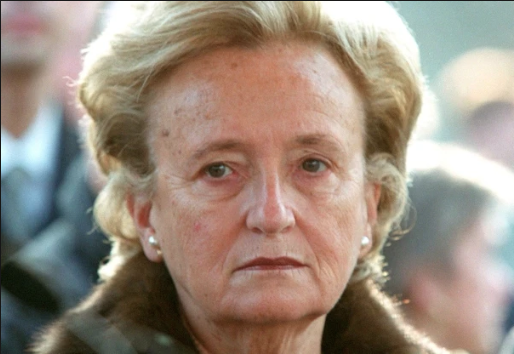 bif_o's tweet photo. Pour mettre fin à quelques fantasmes...
Les "premières dames", leur personnel et leur coût annuel
Brigitte Macron : 4 collaborateurs à temps partiel, 278.750€/an
Valérie Trierweiler : 5 pour 236.904€/an
Carla Bruni : 8 pour 437.376€/an
Bernadette Chirac : 21 pour 960.000€/an https://t.co/eykqQ5bvy7
