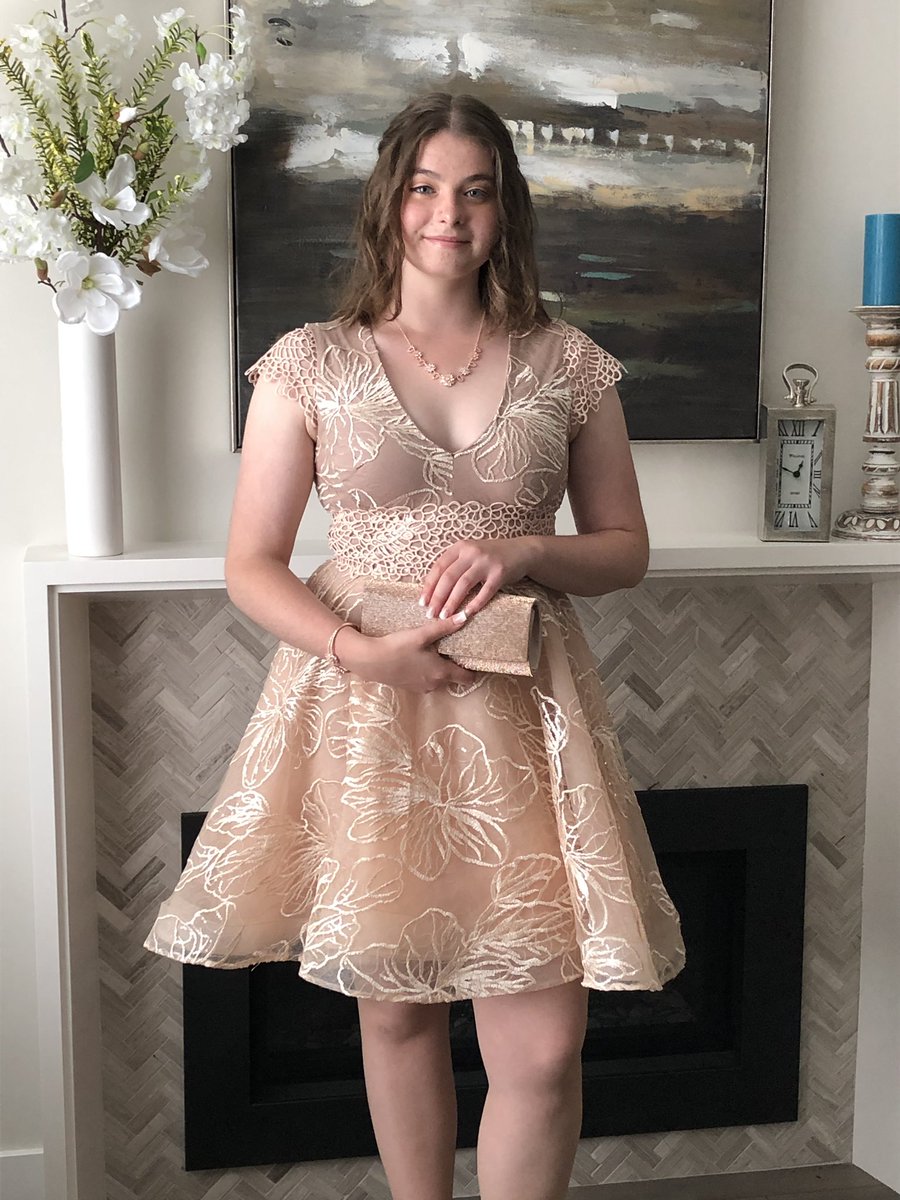 shelleylburrows's tweet photo. My strong, creative and beautiful daughter has graduated. So proud of her! https://t.co/4anC4kuUWu