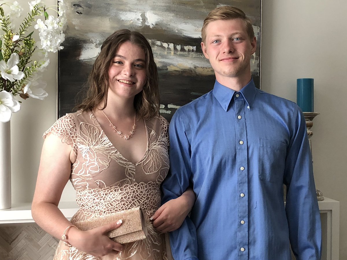 shelleylburrows's tweet photo. My strong, creative and beautiful daughter has graduated. So proud of her! https://t.co/4anC4kuUWu