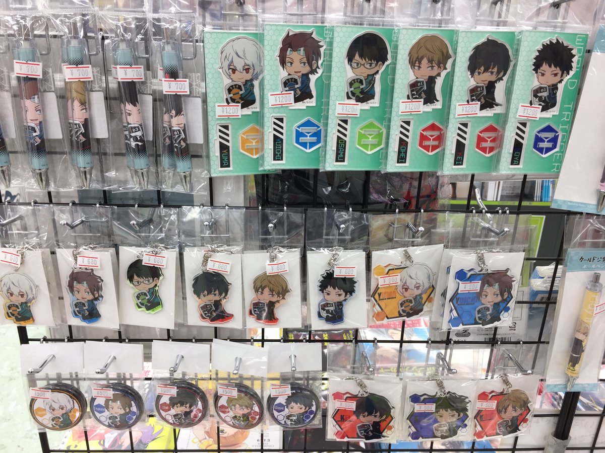 アニメイト新潟 On Twitter ワールドトリガー グッズ好評発売中ですガタ 缶バッジやキーホルダー等種類も豊富ですガタ こちらはアニメイト新潟の入って目の前 新刊コーナーにて発売中ですガタ ご来店お待ちしておりますガタ