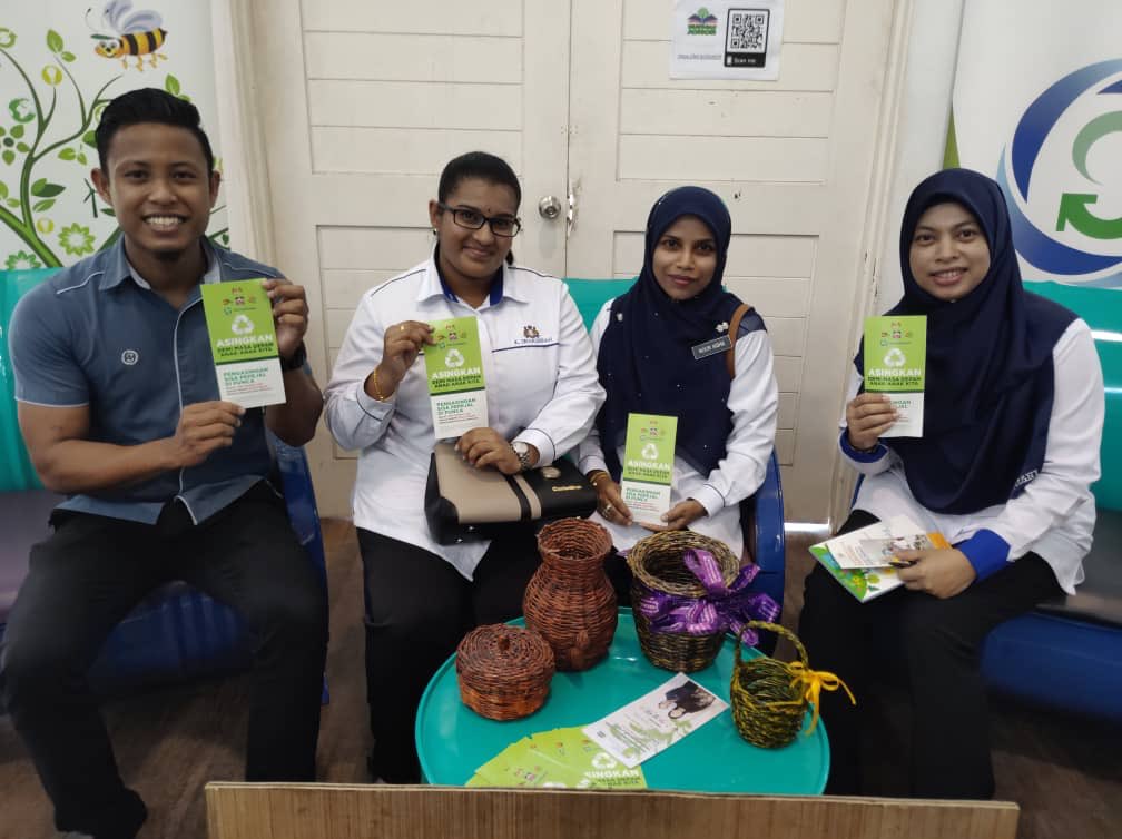 unclebat123's tweet photo. Krew 3R Troopers hari ini menjelajahi SMK Bandar Maharani,Muar bagi mempromosikan amalan kitar semula melalui sesi taklimat bersama para guru serta pembukaan ruang pameran sempena Program Jerayawara Pendidikan Kelestarian Negeri Johor Peringkat Daerah Muar #swmenvironment #swmsb https://t.co/YrDPz4IclL