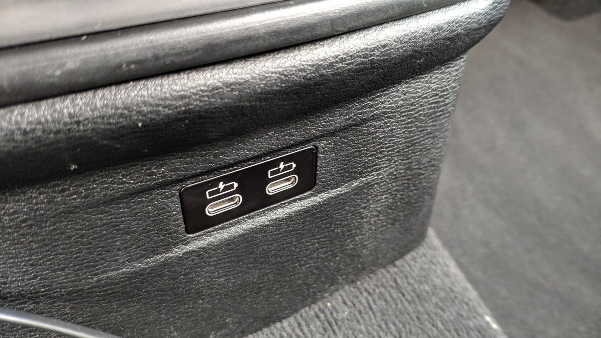のらねこ いまのbmw X1は後部座席の充電用usb端子がtype Cのみなので 大変現代的であることがわかる