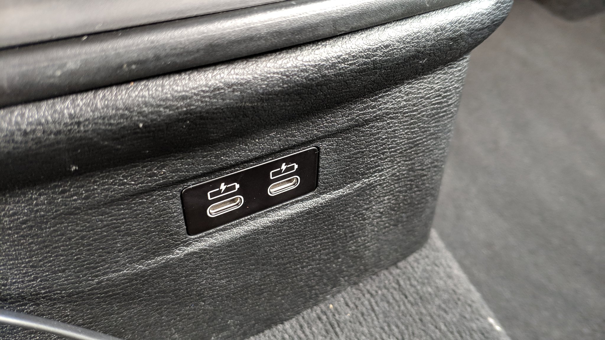 のらねこ 中華ec個人輸入本配信中 いまのbmw X1は後部座席の充電用usb端子がtype Cのみなので 大変現代的であることがわかる T Co 2bdll76eal Twitter