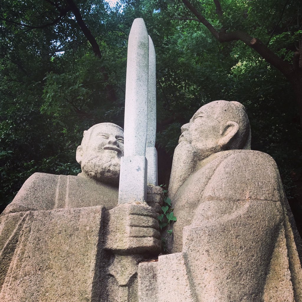 TaiwenJiang's tweet photo. Sculpture of Cao &amp; Liu, kinda hilarious https://t.co/2YX57wrPLA