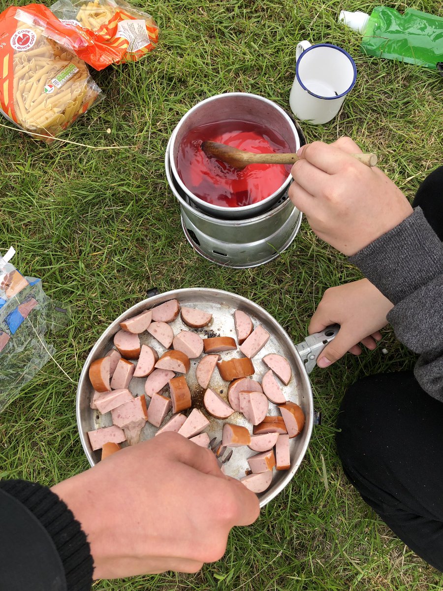 HistoryPRS's tweet image. Officially THE most bizarre breakfast combination on DofE that I’ve ever seen... (that’s frankfurters, pasta and raspberry jelly in case you can’t tell 😂) @PRSdofe