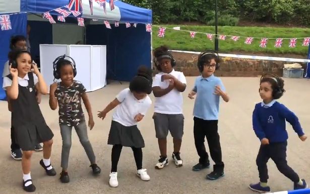 At this Great Get Together in a primary school in Nottingham, students showed off their best moves, and there's video to prove it! nottinghampost.com/news/nottingha… @NottinghamLive <a href="/BlueBellHillPS/">Blue Bell Hill Primary School</a> <a href="/BlueBellHillAT/">Blue Bell Hill Academy Trust</a>