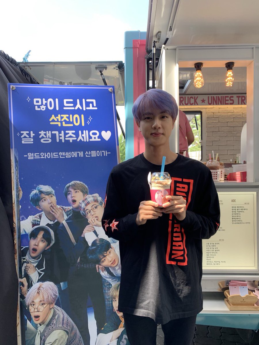 Jin BTS mendapat kiriman food truck dari Sandeul B1A4, Minggu (23/6/2019).