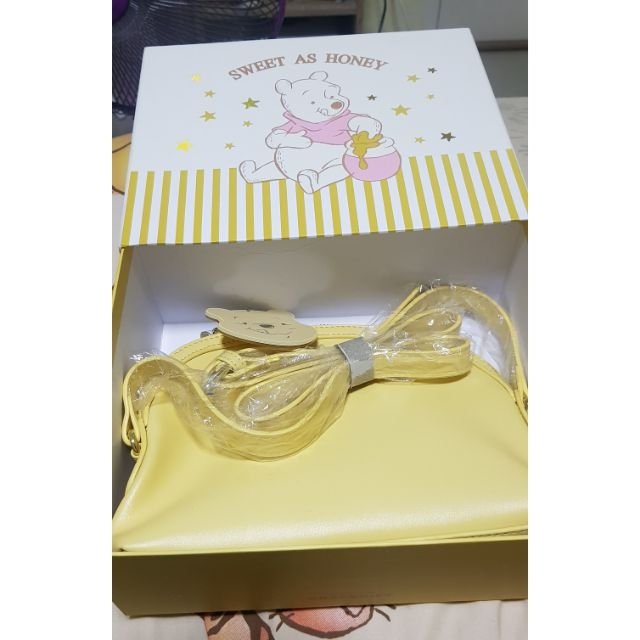 ModAlicha's tweet image. ขาย กระเป๋าทรงโดม หมีพูห์ วินนี่เดอะพูห์ (สินค้ามีตำหนิ) ในราคา ฿1,690 ใน #ShopeeTH ตอนนี้! shopee.co.th/modalicha/2345…