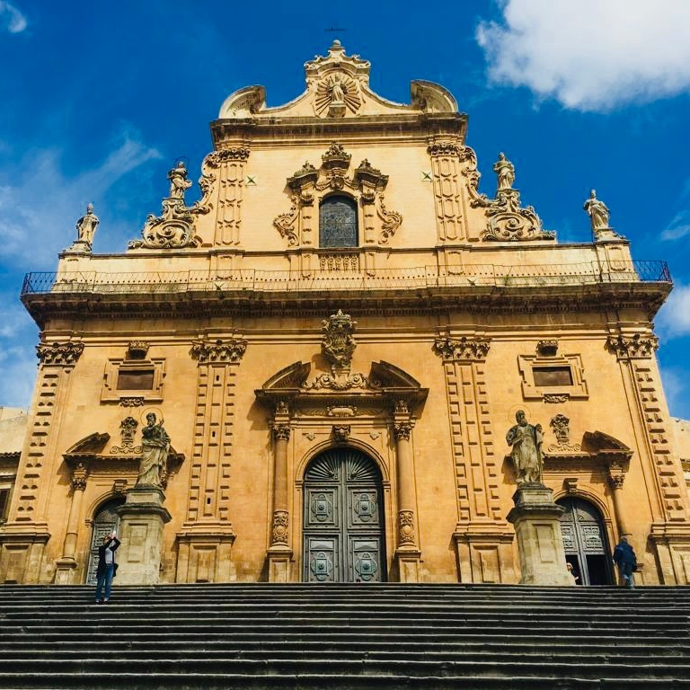 calcicera's tweet photo. Still impressive no matter how many times I stand in its majestic presence! #noto #cathedral #valdinoto #baroquestyle #art #archilovers #architecture #sicilianista #sicily #sicilia #discoveringsicily #barocco #thethinkingtraveller #travel #italy https://t.co/vWDHA6xlx4