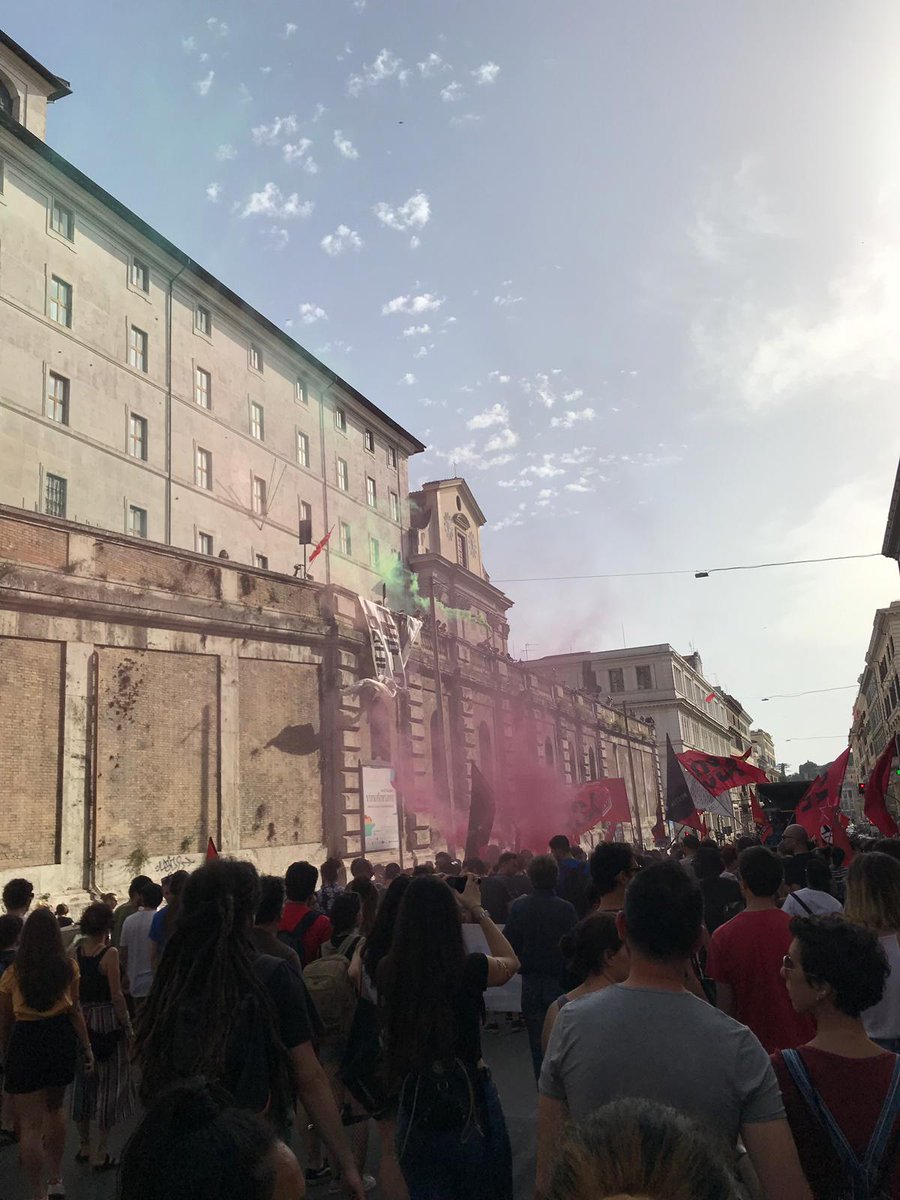 linkroma's tweet photo. Ieri in corteo per una città aperta e solidale.
Sgomberare significa sbattere migliaia di persone in mezzo a una strada, uccidere idee, percorsi e progetti che arricchiscono Roma.
Gli spazi di democrazia, di confronto e conforto esistono e resistono! 

#RomaNonSiChiude https://t.co/XHsCAbv0Qo