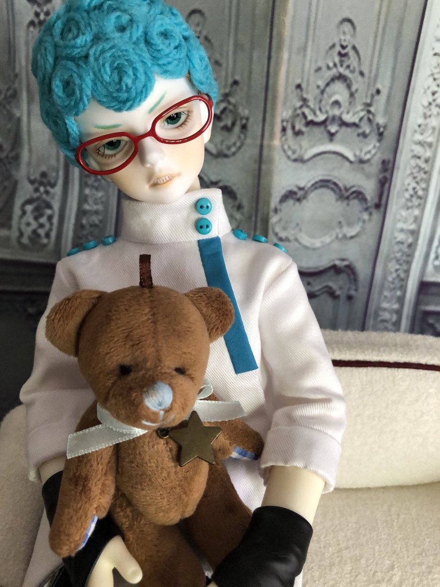 粉 ギアッチョはサイズがsdmで他のジョジョドールと大きさが違うのでちびちゃんなのだよ 子供なのでぬいぐるみを持ってないと スタンドが制御出来なくてだれかれかまわず凍らしてしまう とかいう粉さん特有の謎設定の為クマちゃんと撮影wwとりあえずやっと