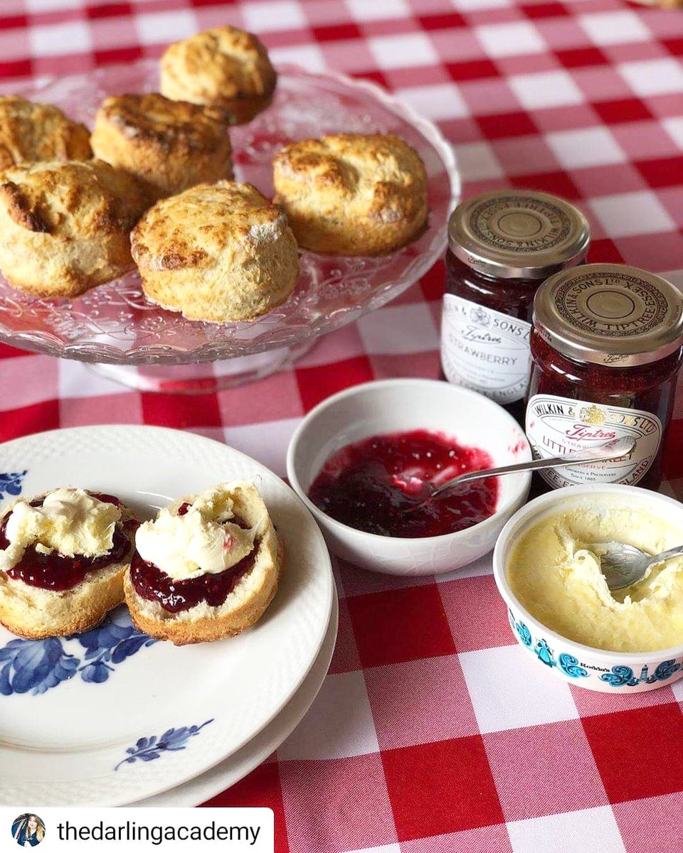 What's #nationalcreamteaday without some delicious freshly baked scones? Why not try @darlingacademy recipe this week in time for Friday's cream tea celebrations, perfect with Tiptree jam and Rodda's clotted cream.

 thedarlingacademy.com pic.x.com/qxupNTx3bC