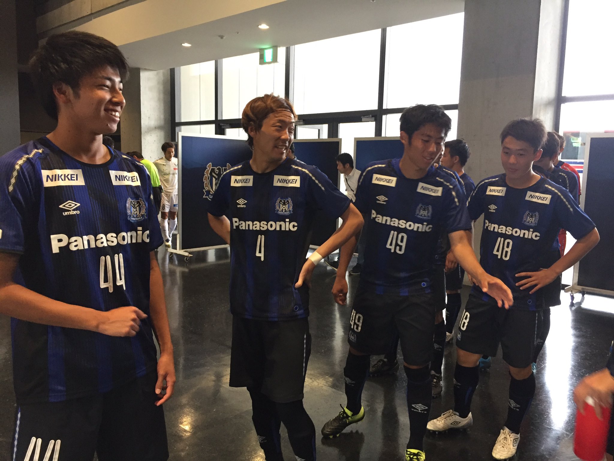 ガンバ大阪オフィシャル J3第13節ホーム 鳥取戦 藤春選手がいるからか 試合直前ですがリラックスした雰囲気です ガンバ大阪 Gambaosaka ガンバ大阪u23 T Co D7wd7mataw Twitter