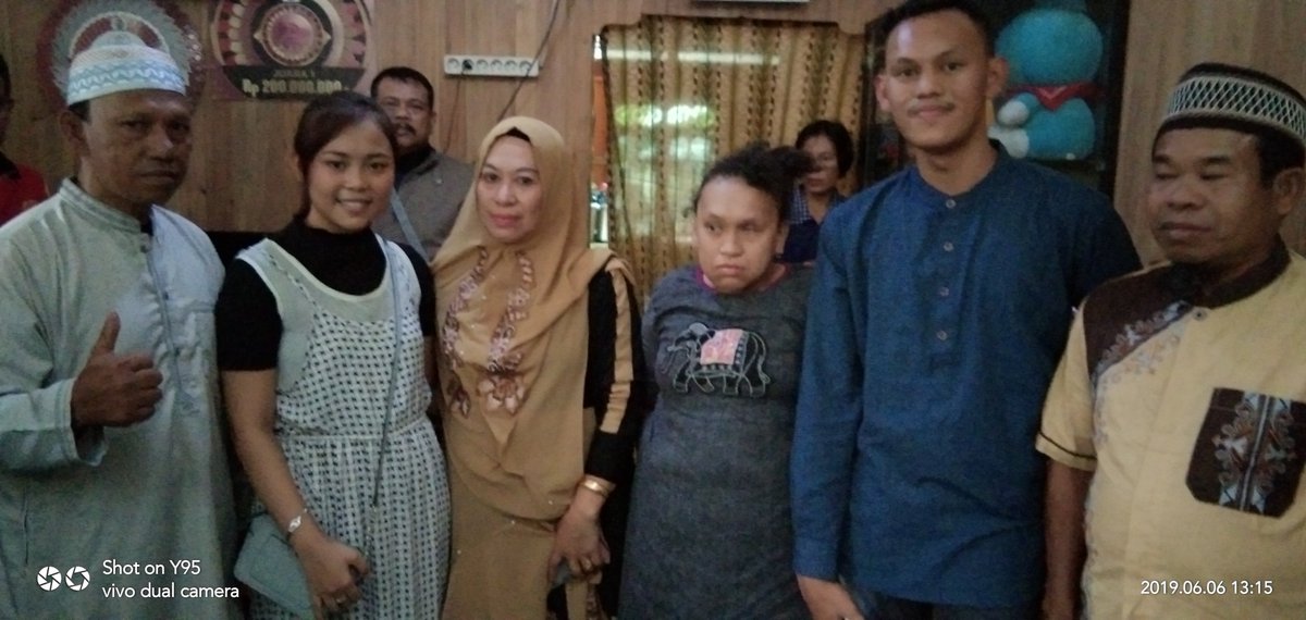 FajrielSelfitta's tweet photo. Whit bersama keluarga 
Ud.Batara jolle
#SelfiYammaDiPanggungGembira 
@DAA4_SELFI07 https://t.co/1s3blPJ8bO
