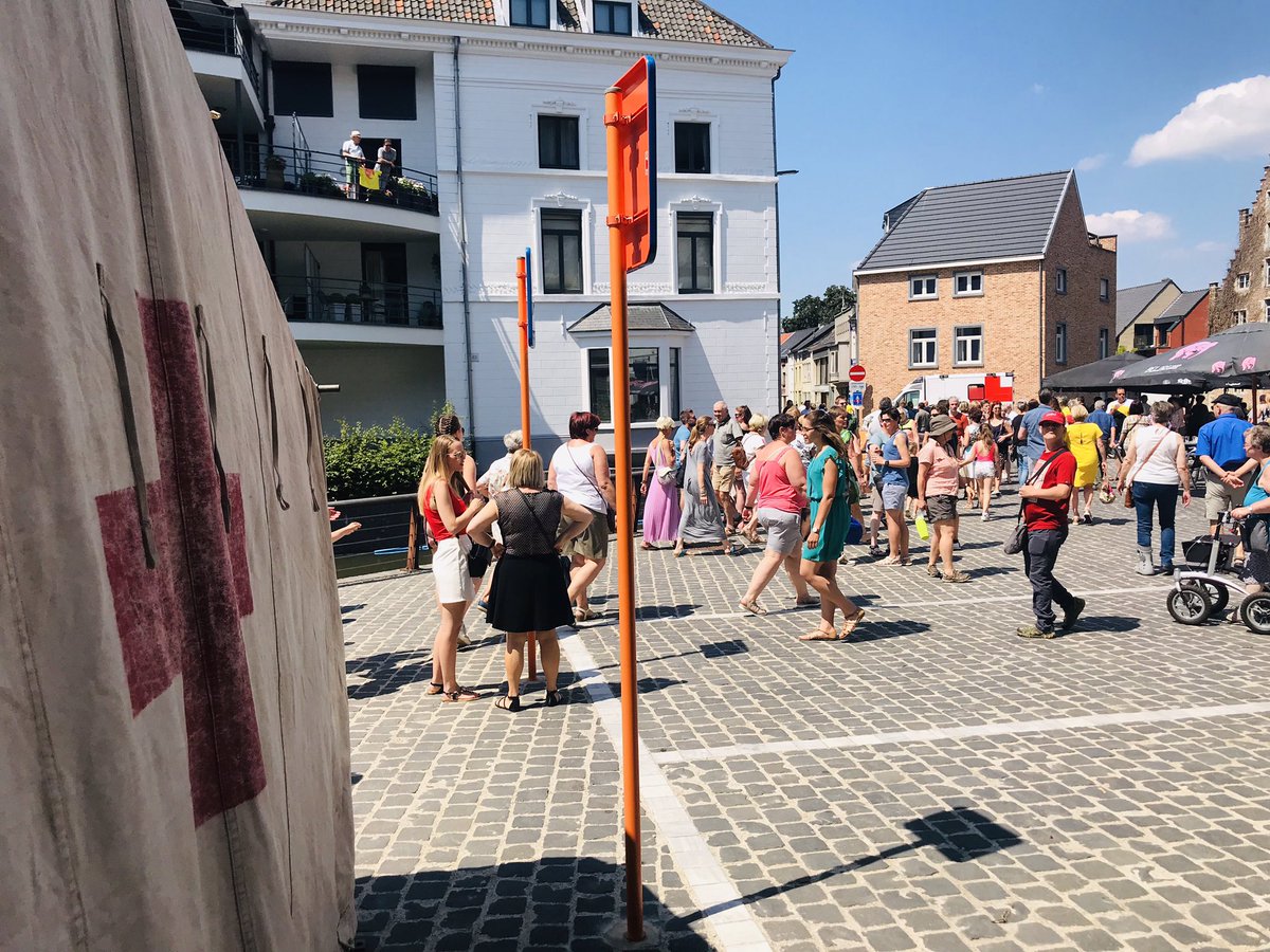 RodeKruisDiest's tweet photo. Op #supermercado kan je in @staddiest onze hulppost terugvinden op de kaai! Vergeet zeker niet om voldoende te drinken met het warme weer! https://t.co/5emDS75gAl