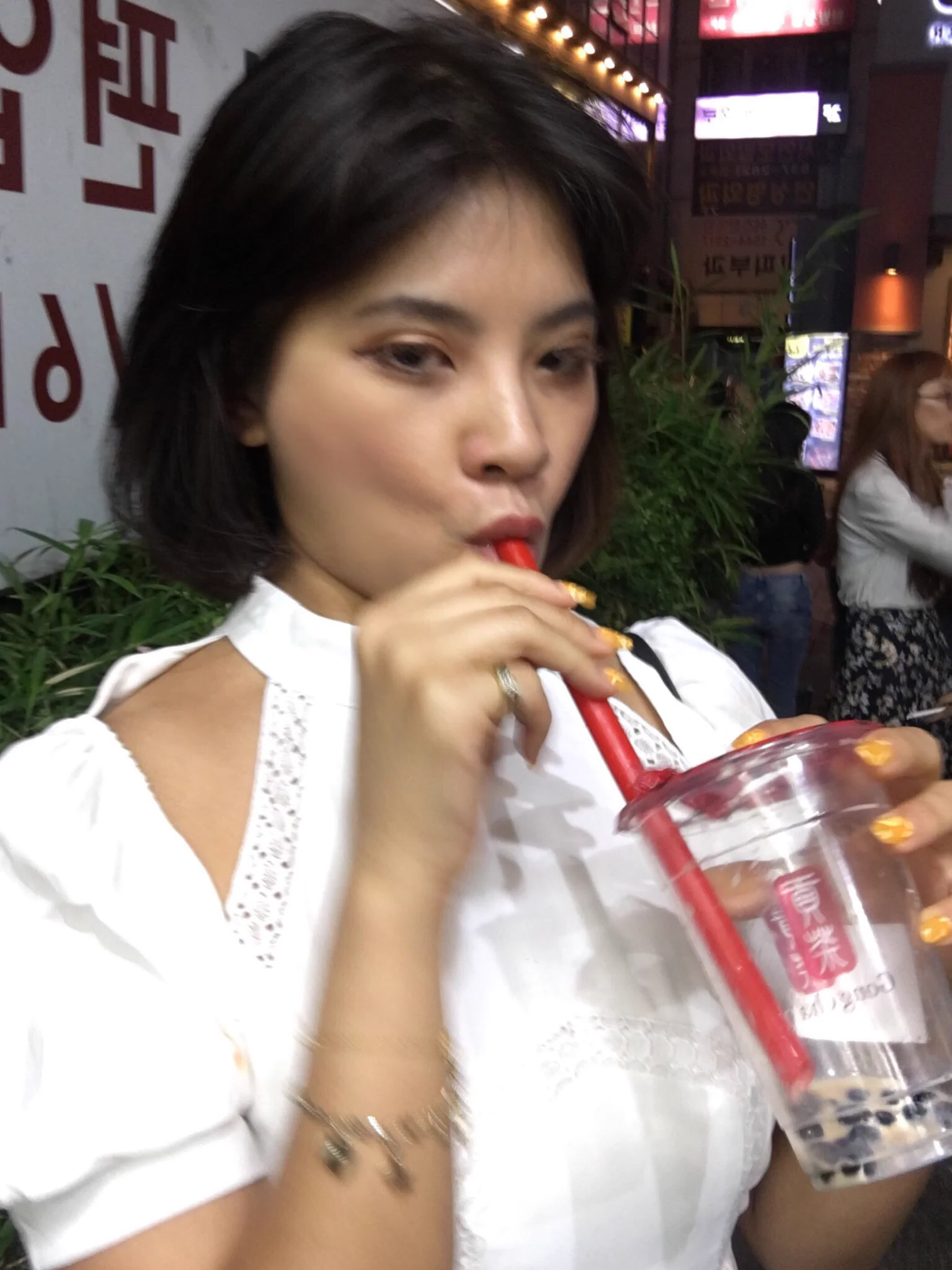 同じタピオカジュースでも？好きな人の前と仲良いやつの前では飲む顔が違うwww