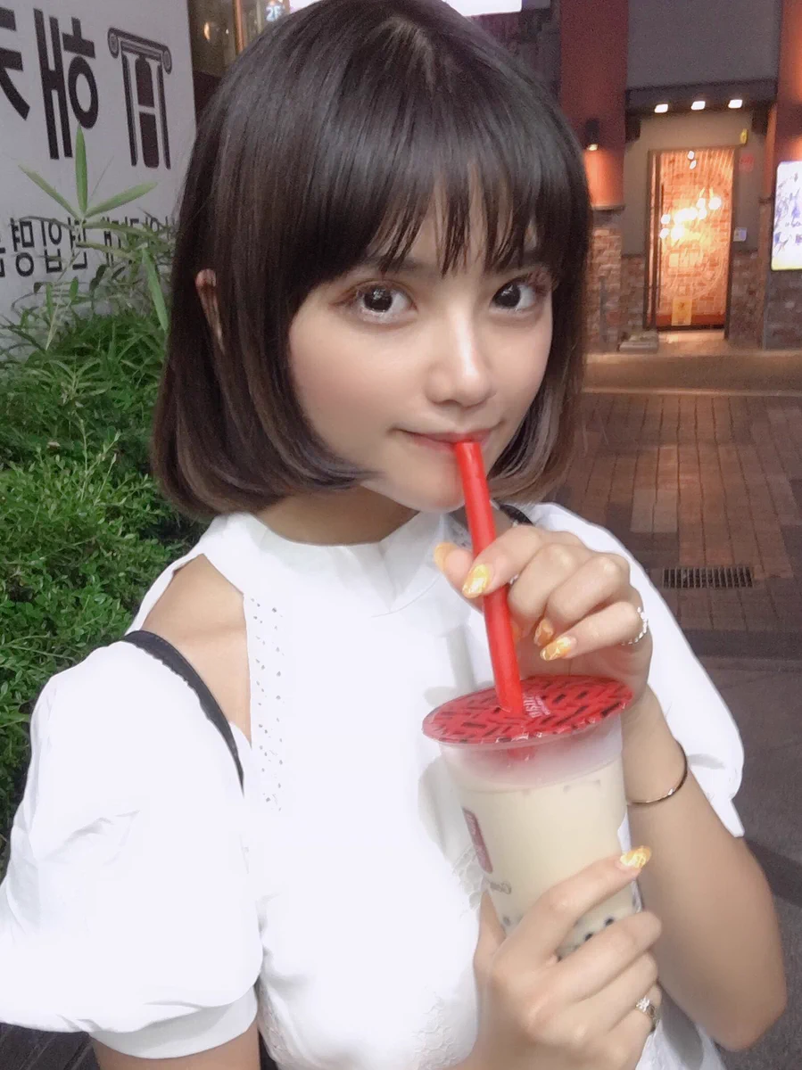 同じタピオカジュースでも？好きな人の前と仲良いやつの前では飲む顔が違うwww