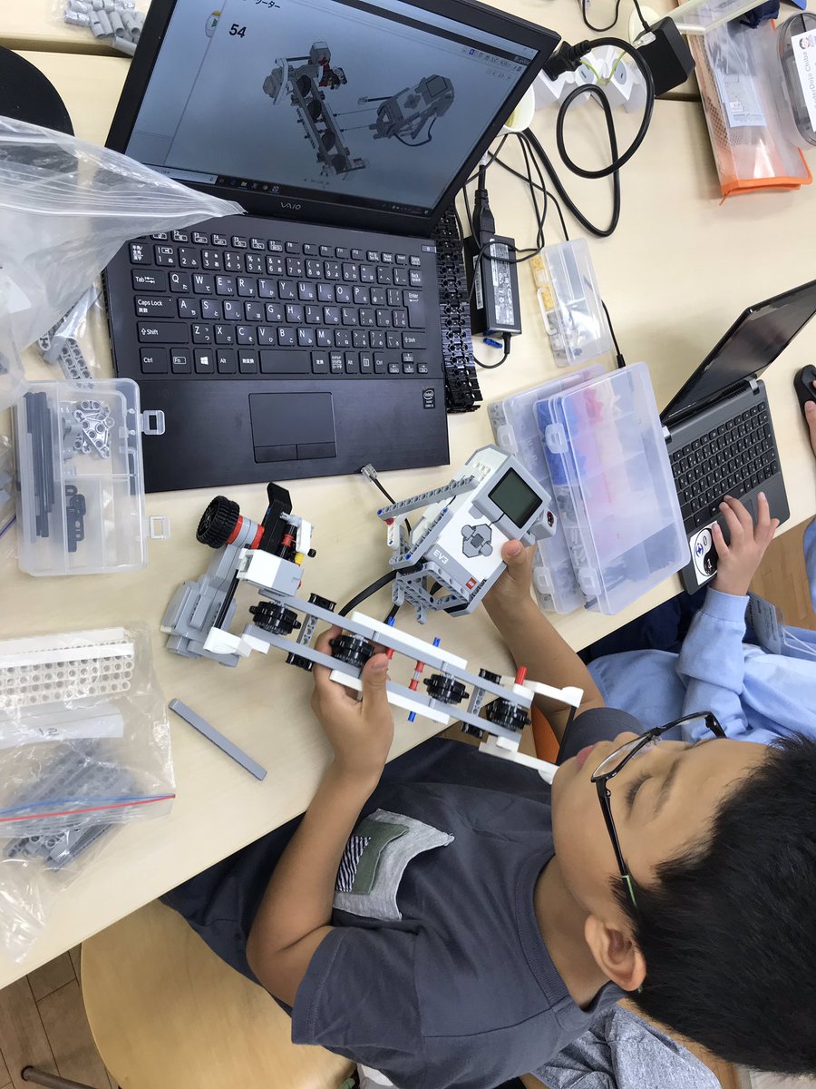 coderdojo_chiba's tweet image. 本日のありがとうございました！本日は CoderDojo船橋のメンターがゲストとしてきて、教育版MineCraftで遊んでいました！
ベルトコンベアーをLEGOで作ったりもしました。