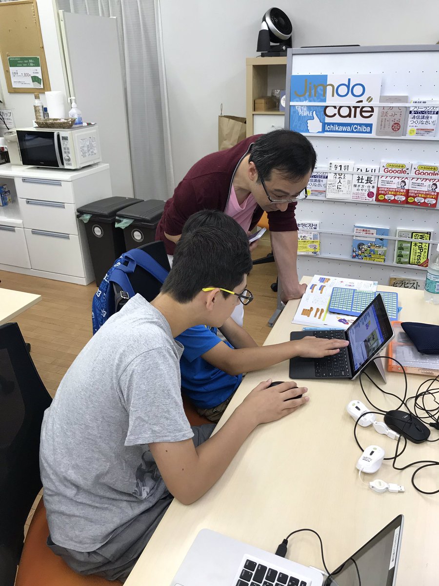 coderdojo_chiba's tweet image. 本日のありがとうございました！本日は CoderDojo船橋のメンターがゲストとしてきて、教育版MineCraftで遊んでいました！
ベルトコンベアーをLEGOで作ったりもしました。