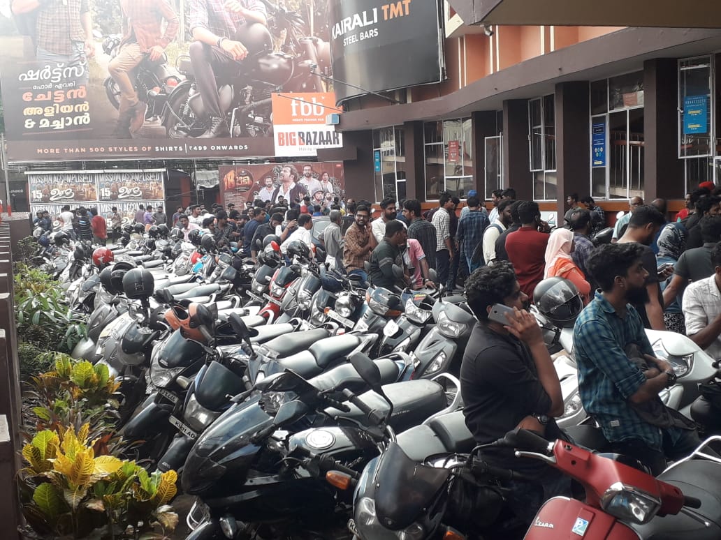 mfwaikerala's tweet photo. #Unda @ Calicut Apsara
(First Show)

#BlockbusterUnda
@mammukka   @UndaTheFilm https://t.co/SrfrWKbUx8