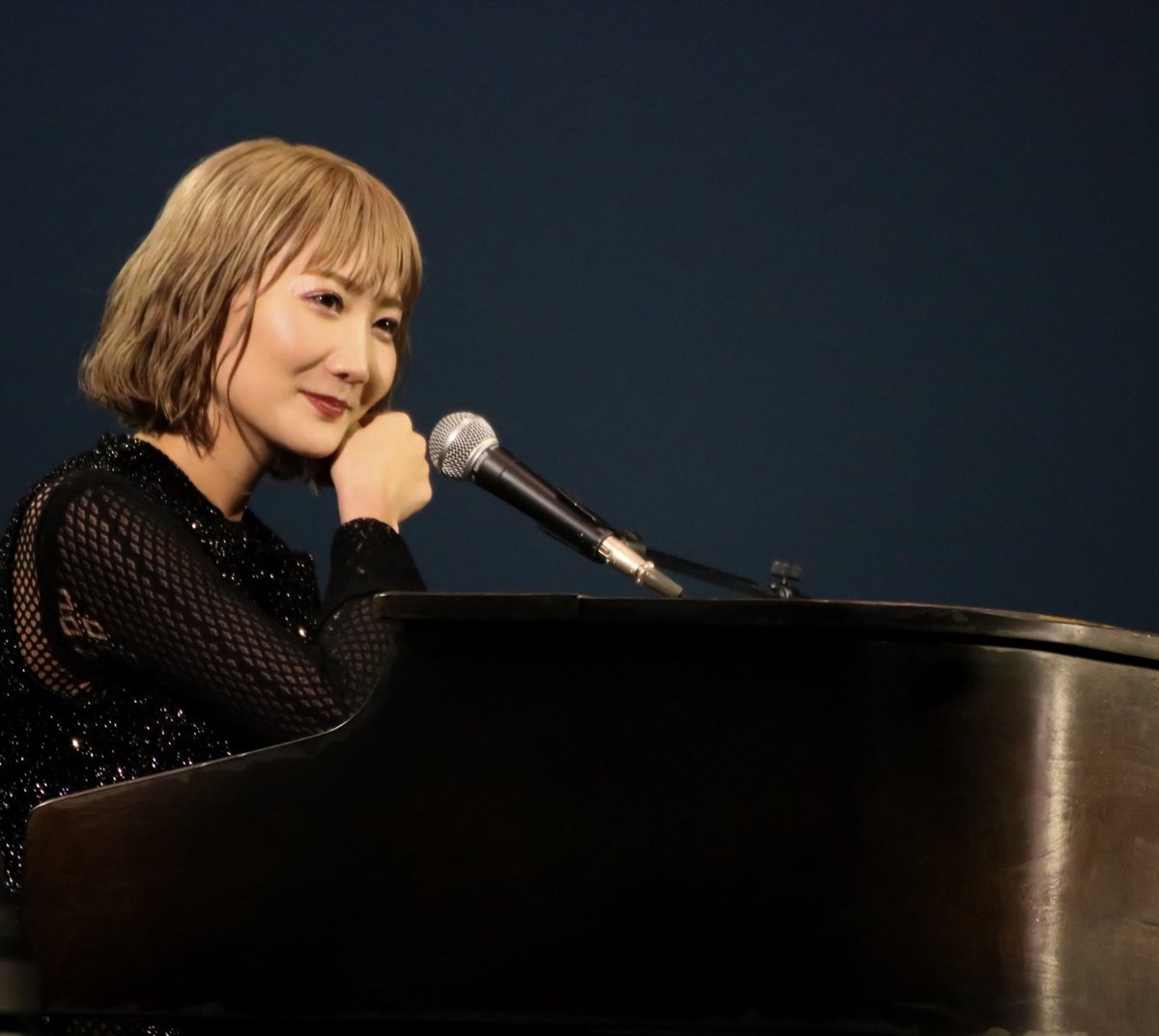 x___ask___x's tweet photo. 人が泣いている所を写真撮るのはどうなのかと思ったけど、
彩織ちゃんが辛い時にメンバーからの優しさに触れてその事を思い出しての涙やったから
こんなにも美しい友情の涙を写真におさめずにはいられなかった、、、
@saori_skow 
#TheColorsネタバレ
#SEKAINOOWARI
#TheColors埼玉 https://t.co/Wb1Ldk84AD