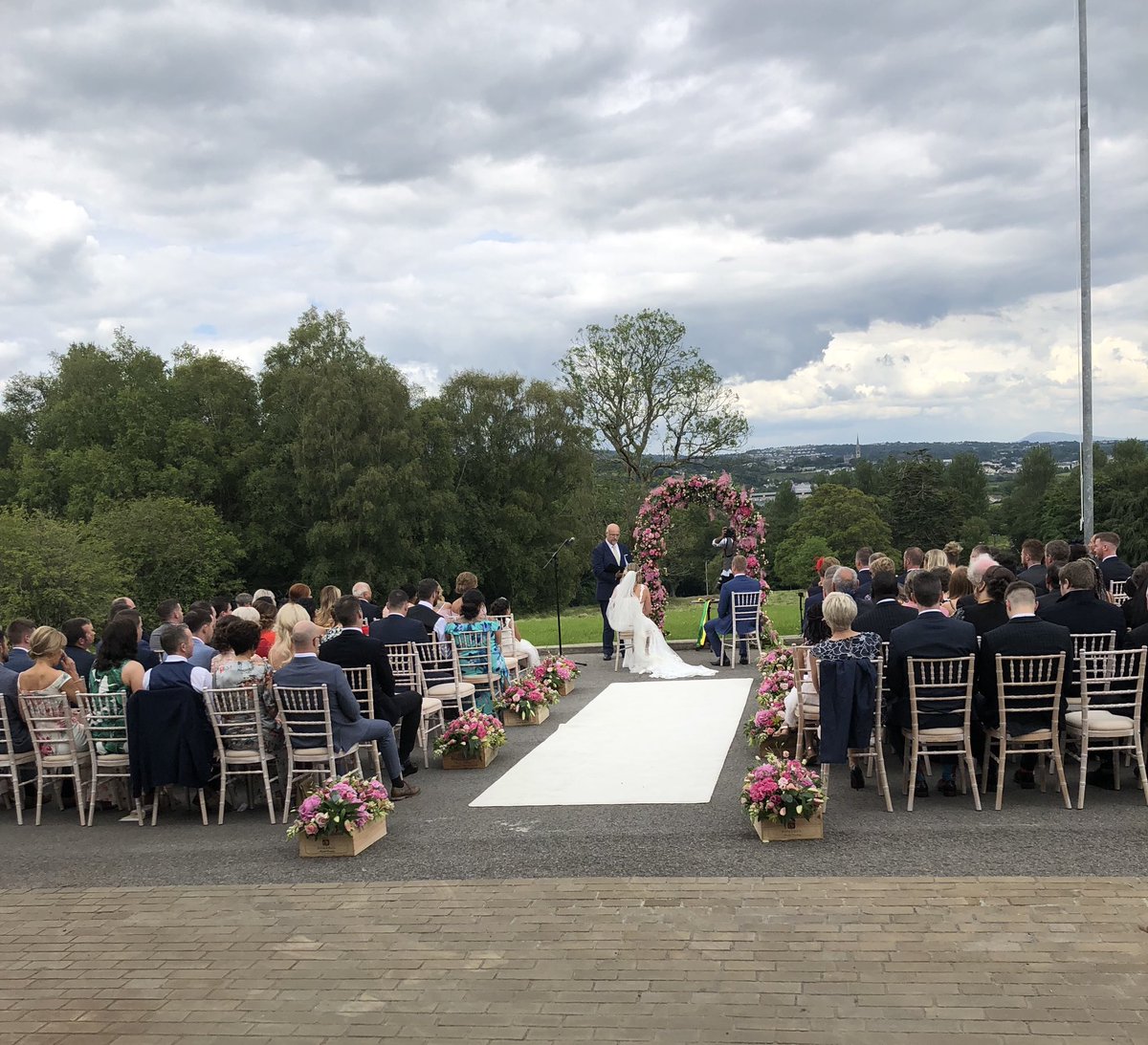 Beautiful ceremony in Rockhill House Estate @rockhillhouselk Letterkenny  yesterday. The sun was shining for this lovely couple. Congrats Sara and  Trevor 🇧🇷 🇮🇪 👰🏼☀️ #wedding #weddingband #Brazil #weddingceremony #sing, image size:1200x1093