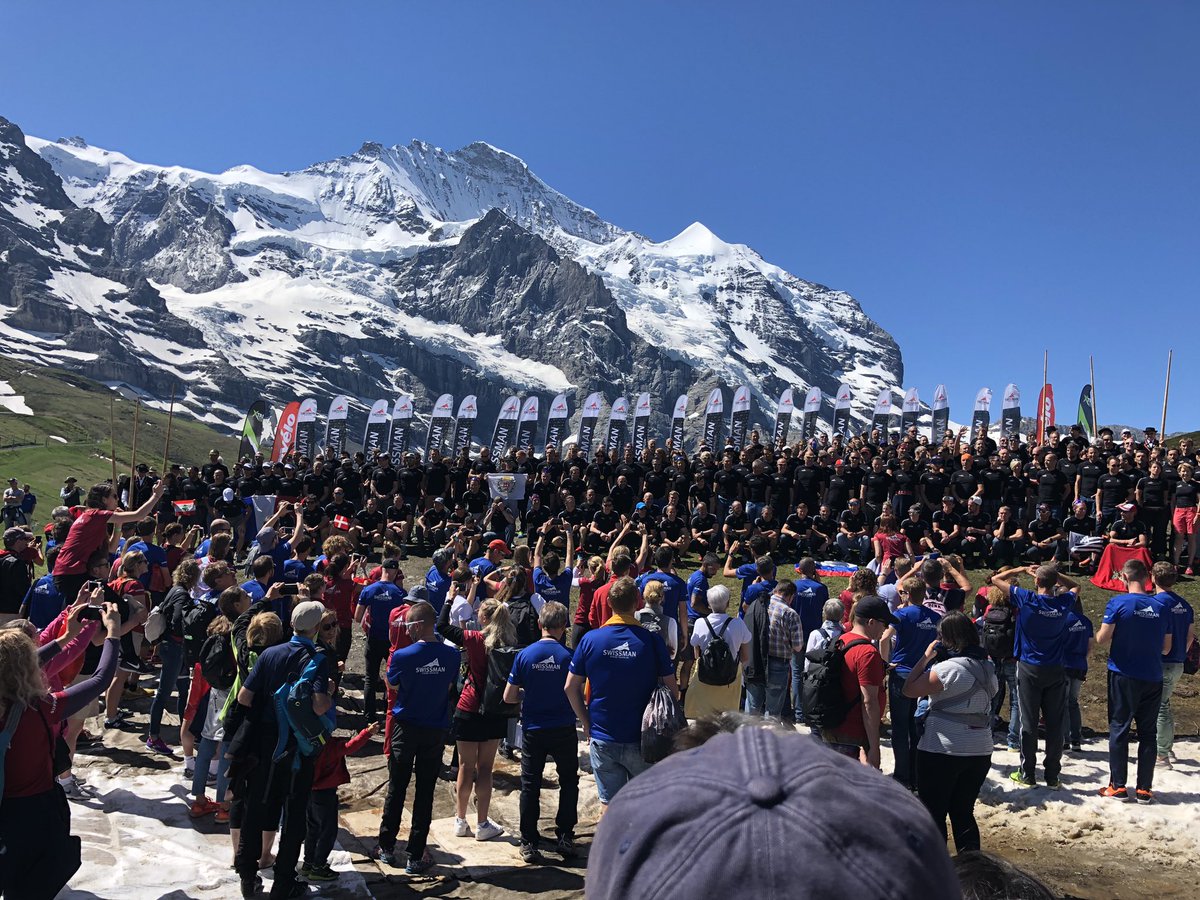 thorstenfirlus's tweet photo. Heute morgen die große Zusammenkunft aller Athleten. Die Berge tun so, als wüssten sie nichts vom Wetter gestern. #suixtri #support25 https://t.co/qoMBi4T5oO