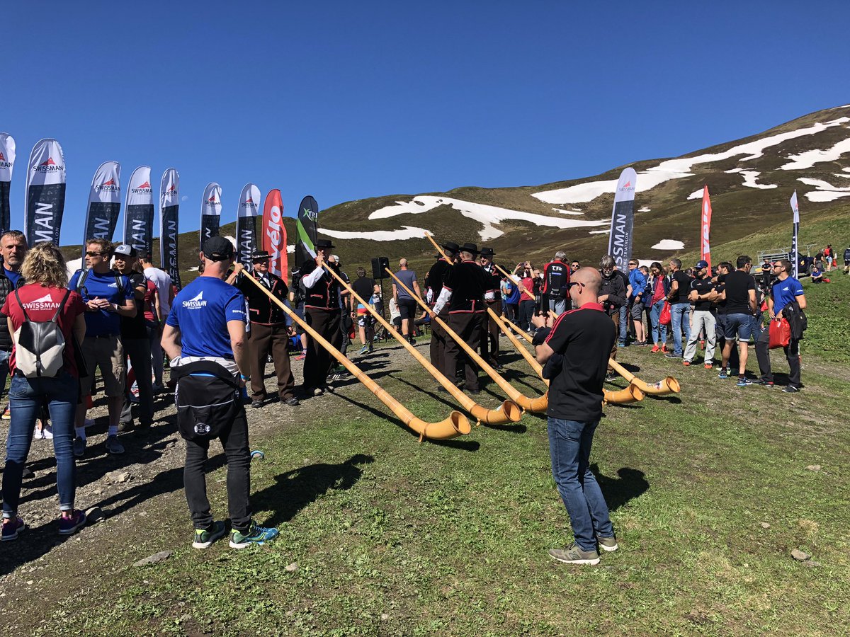 thorstenfirlus's tweet photo. Heute morgen die große Zusammenkunft aller Athleten. Die Berge tun so, als wüssten sie nichts vom Wetter gestern. #suixtri #support25 https://t.co/qoMBi4T5oO