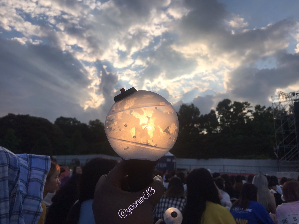 yoonie613's tweet photo. Thank you @BTS_twt for another beautiful night. #서직샵 #보라해 #방탄소년단 #방탄 #bts https://t.co/cETj2rx1Sd