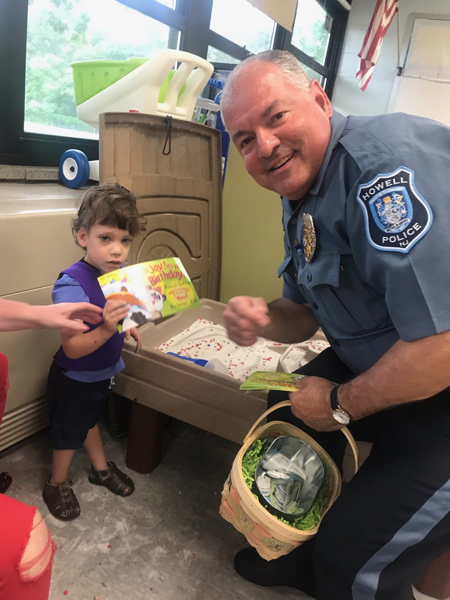 jenamato3's tweet photo. Officer Phil delivers a birthday card to Gabe❤️ He’s the best! #howelltwpLOP #bethelight https://t.co/M5lAm8QjXW
