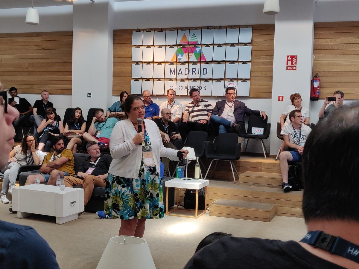 #HackAir - incredible pitches so far. Great mix of exciting #tech + beautiful slides. #hackathon #travel