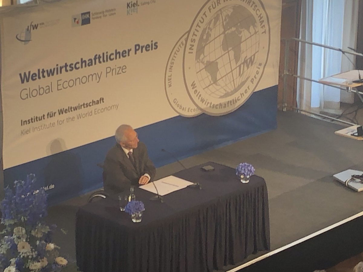 IHKzuKiel's tweet photo. „Nichts ist so selbstverständlich, dass es nicht notwendig ist, sich auch morgen dafür einzusetzen“ - Dr. Wolfgang Schäuble, Preisträger Politik #GlobalEconomyPrize 2019. #WWP19 @kielinstitute @stadt_kiel https://t.co/MPanSYfpDP
