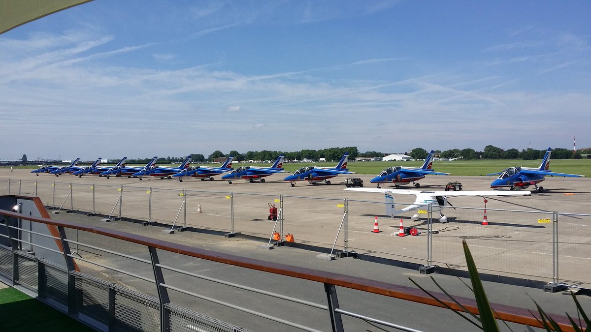 Encore une météo parfaite pour ce dernier jour au Salon du Bourget 2019 👍
#SIAE19 
#patrouilledefrance