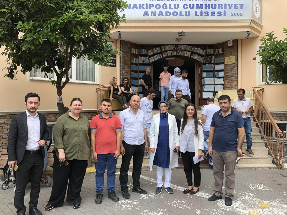 Bağlar Çeşme mahallesi Nakipoğlu Cumhuriyet Anadolu Lisesi’nde görev bilinciyle milletin iradesine sahip çıkan görevlilerimize selam verip, kolaylıklar diledik. 

#İnșaAllahBinali başkanımızla #İstanbul #DahaGüzelOlacak