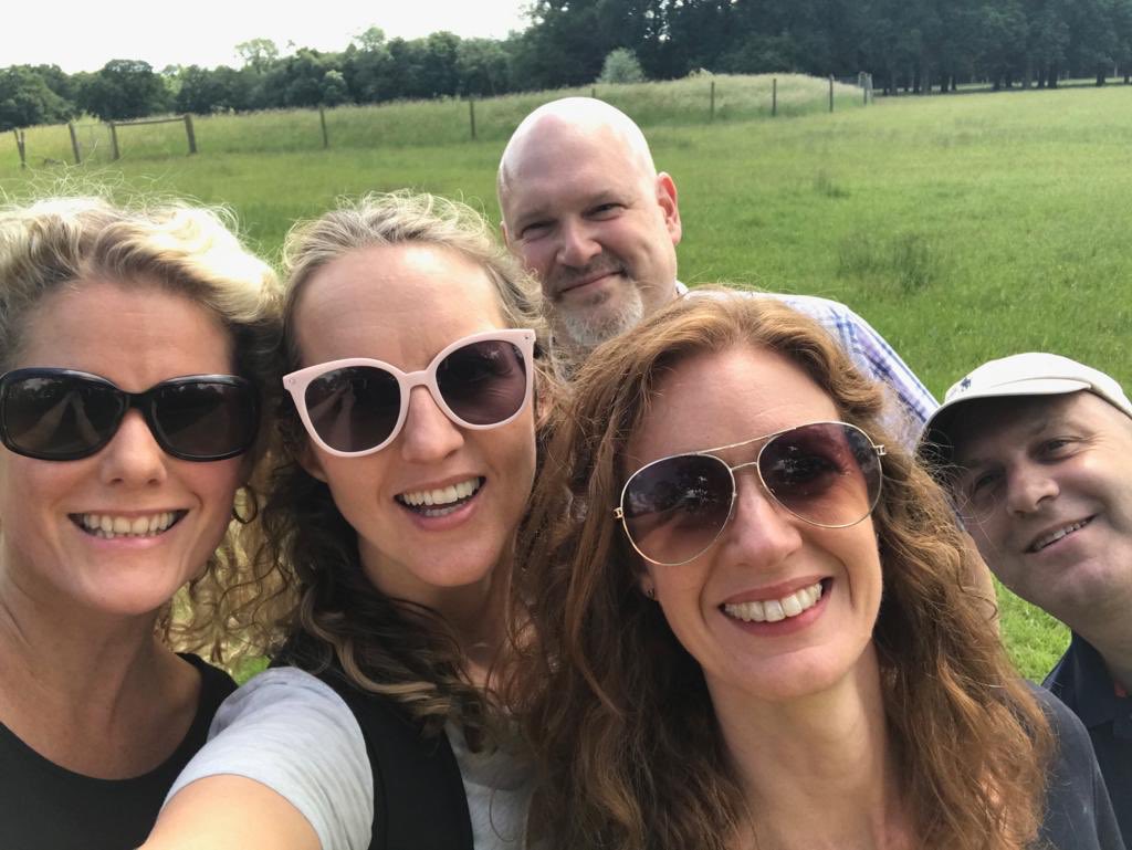 Fab day walking in beautiful countryside around @WoburnBeds with delicious lunch <a href="/greenmaneversh1/">greenmaneversholt</a> <a href="/CandiceBrown/">Candice Brown</a> 🐘🦘🦌🍻😎