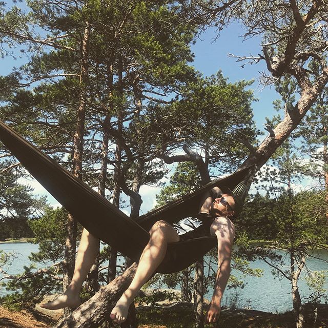 Hang loose! 🤙🏽🤙🏽 #stophammocktime #day4 
It has been a relaxing midsummer vacation on Linlo island in Kirkkonummi. It’s nice you don’t need te be a miilionaire and own a sailing boat to enjoy the sea breeze in the archipelago. bit.ly/2FrJTab