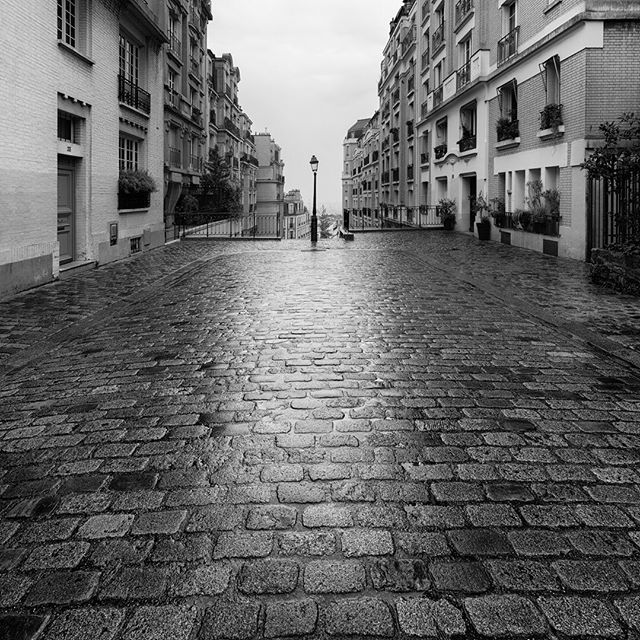 Melancholické ráno na Montmartru⠀
⠀
#paris #montmartre #montmartreparis #montmartreaddict #montmartreforever #parisjetaime #igersparis #visitparis #TopParisPhoto #ThisisParis #topfrancephoto #parismonamour #Pariscityworld #bw_curators #longexpoelite #l… bit.ly/2X0D0SU